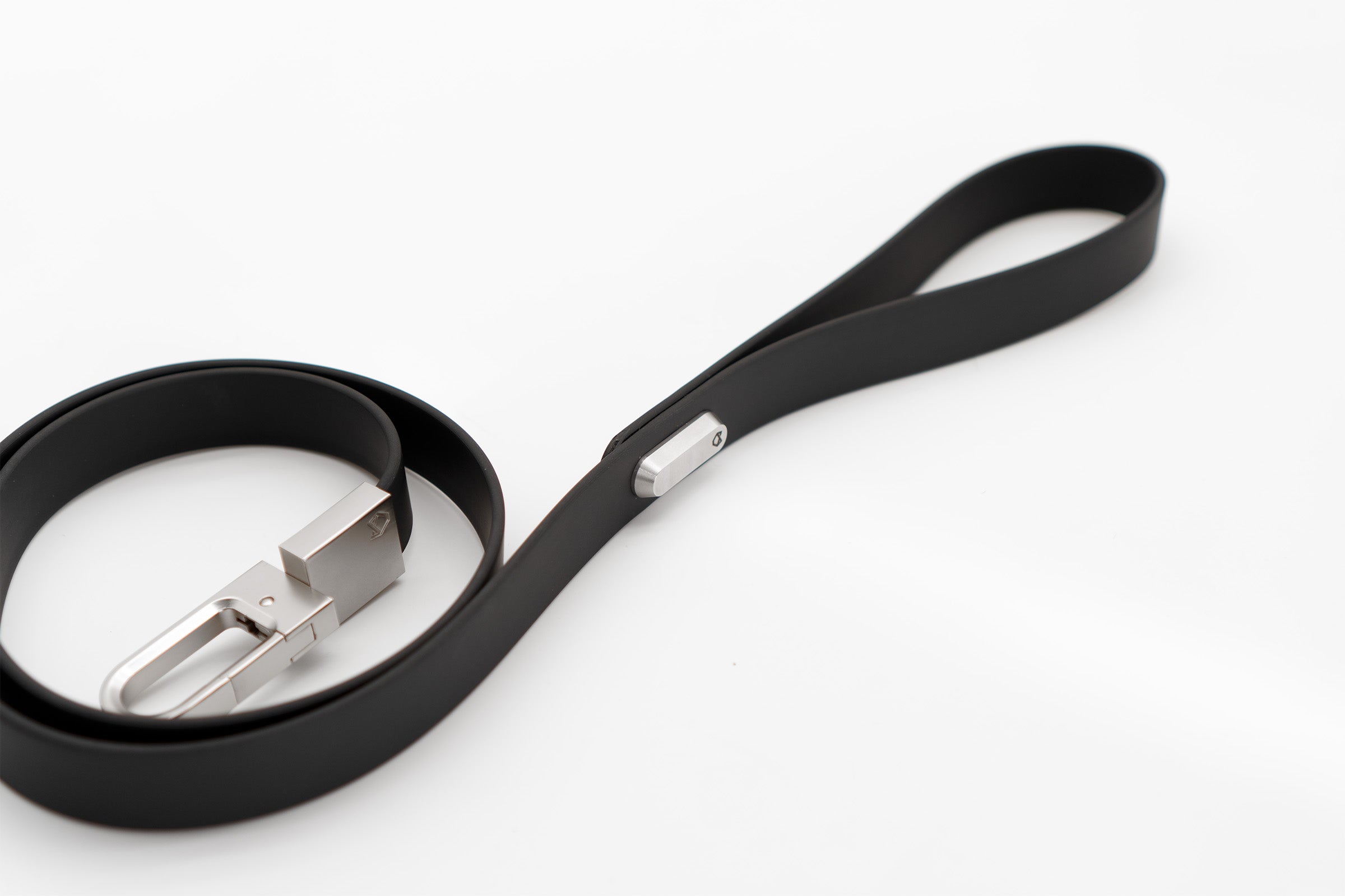 Detailed view of the Little Lupo Leash L4's stainless steel connecting monument in the handle, showing the rotating clip head and the thick black nylon webbing.