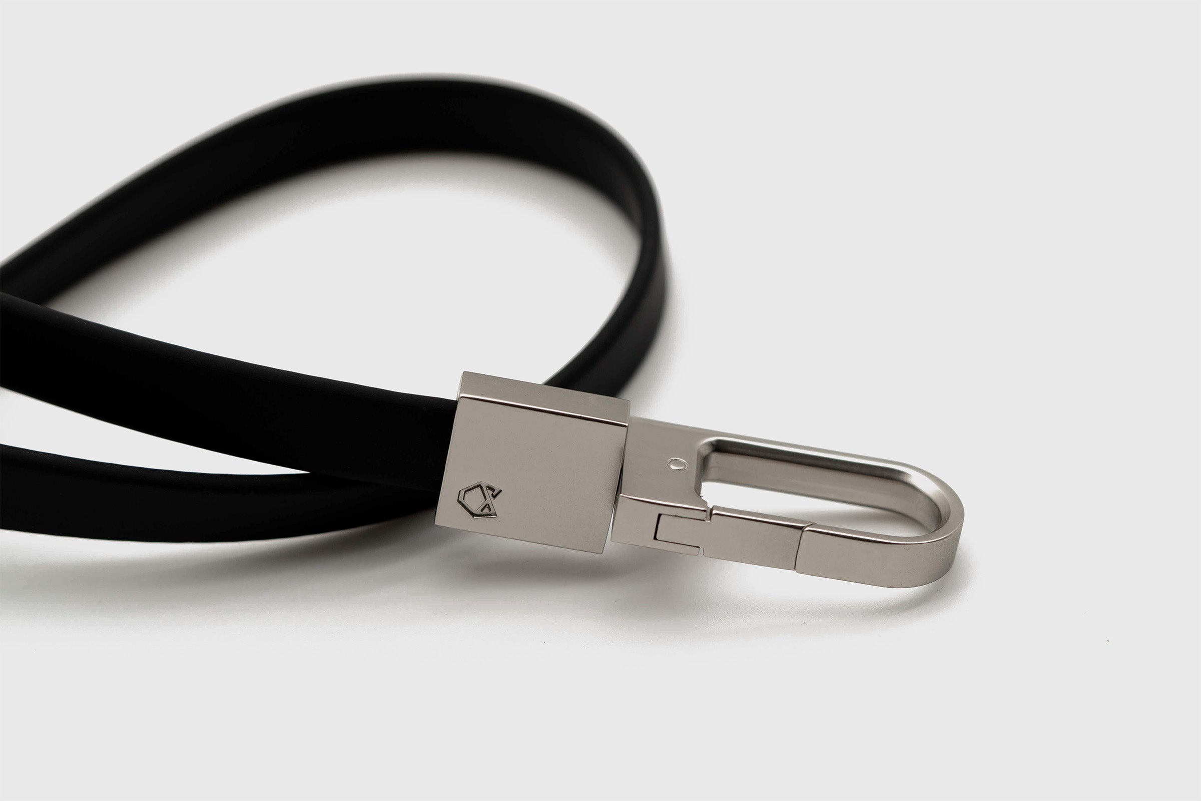 Detailed shot of the durable stainless steel clip and black silicone-coated tactical nylon webbing on the Little Lupo Leash L1.